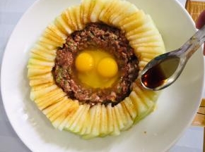 均匀的淋上适量的生抽！