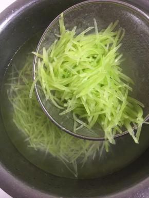 焯好水的莴笋丝迅速放入冷水中冲洗2～3遍，保持莴笋丝的脆感！



