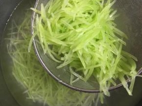 焯好水的莴笋丝迅速放入冷水中冲洗2～3遍，保持莴笋丝的脆感！



