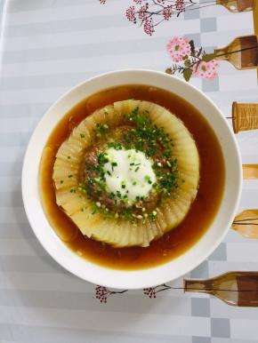 撒上适量的葱花，淋上热油！