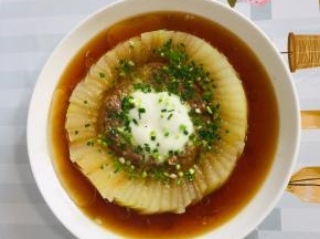 撒上适量的葱花，淋上热油！