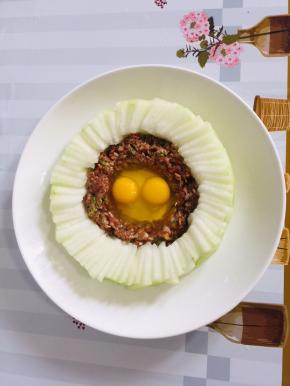 鸡蛋打入肉馅中间！（今天特别幸运，没想到居然遇到一个双黄蛋，哈哈哈）