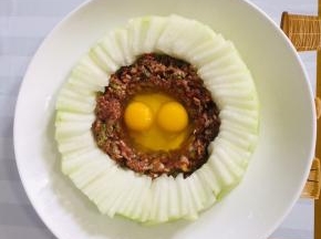 鸡蛋打入肉馅中间！（今天特别幸运，没想到居然遇到一个双黄蛋，哈哈哈）