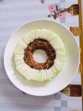 肉馅也摆成圆形！（这是昨天包饺子剩下的一小碗肉馅，没有肉馅的直接把猪腿肉剁成肉末，加老抽，生抽，蚝油，五香粉，胡椒粉拌匀即可！）