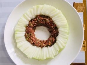 肉馅也摆成圆形！（这是昨天包饺子剩下的一小碗肉馅，没有肉馅的直接把猪腿肉剁成肉末，加老抽，生抽，蚝油，五香粉，胡椒粉拌匀即可！）