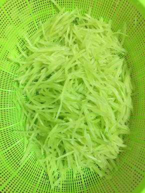 莴笋用刨丝器刨成细丝备用！（没有刨丝器的就要考验亲的刀工啦！尽量切成细丝！）



