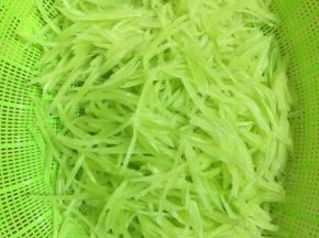 莴笋用刨丝器刨成细丝备用！（没有刨丝器的就要考验亲的刀工啦！尽量切成细丝！）



