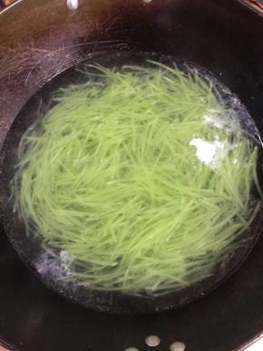 水烧开加入少许盐和几滴油，放入莴笋丝焯水10秒左右即可！



