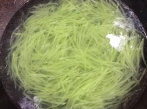 水烧开加入少许盐和几滴油，放入莴笋丝焯水10秒左右即可！



