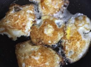 鸡蛋用平底锅煎至两面金黄色即可！

