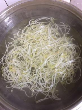 
把绿豆芽也放进去焯水至断生即可捞出沥干水份备用！

