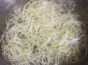 
把绿豆芽也放进去焯水至断生即可捞出沥干水份备用！

