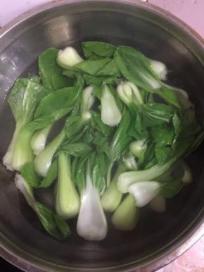 水烧开后放入一勺盐和几滴油，再把上海青放进去焯水2分钟左右即可捞出备用！
