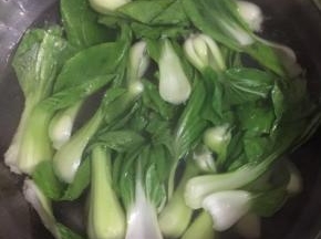 水烧开后放入一勺盐和几滴油，再把上海青放进去焯水2分钟左右即可捞出备用！
