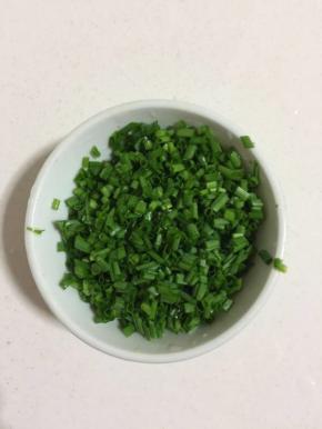 葱切成葱花备用！

