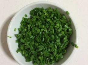 葱切成葱花备用！

