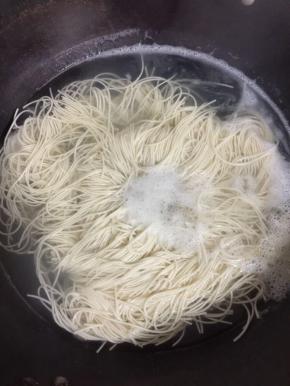 水开后放入挂面，用筷子排开，煮3分钟左右面条就熟了！

