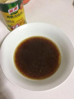 煮挂面的时候，我们来调料汁儿:蚝油1勺，香醋1勺，生抽2勺，香油1勺，家乐鸡粉1勺，加入少许的煮面条的汤搅拌均匀即可！(有时间的可以熬一点骨头汤或者鸡汤会更棒哦！不过只加煮面条的汤也很不错哦！这样看个人的喜欢！)


