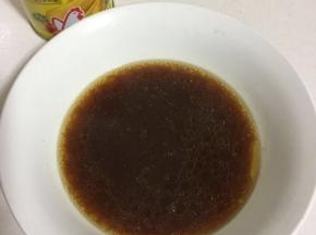 煮挂面的时候，我们来调料汁儿:蚝油1勺，香醋1勺，生抽2勺，香油1勺，家乐鸡粉1勺，加入少许的煮面条的汤搅拌均匀即可！(有时间的可以熬一点骨头汤或者鸡汤会更棒哦！不过只加煮面条的汤也很不错哦！这样看个人的喜欢！)


