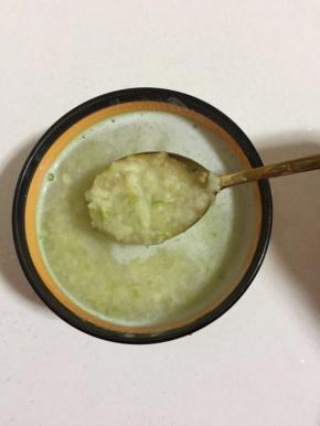 蒜瓣加入一勺盐用兑窝捣成蒜泥，加入适量的凉开水搅拌均匀成蒜汁儿备用！(一次可以多做一点儿，放在干净的无油无水的容器中密封，放在冰箱冷藏保存，吃的时候直接取一点即可，很方便哦！)
