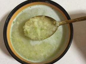 蒜瓣加入一勺盐用兑窝捣成蒜泥，加入适量的凉开水搅拌均匀成蒜汁儿备用！(一次可以多做一点儿，放在干净的无油无水的容器中密封，放在冰箱冷藏保存，吃的时候直接取一点即可，很方便哦！)
