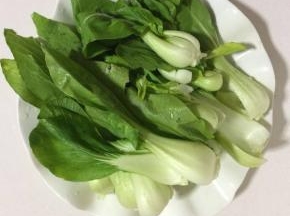 上海青清洗干净备用！
