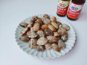买回来的花蛤提前加清水与盐浸泡一小时，可以让花蛤没有吐干净的泥沙吐干净。