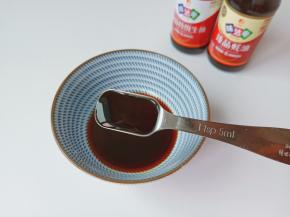 生抽与蚝油放在碗里搅拌均匀备用。