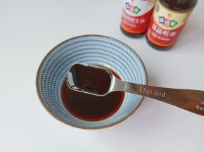 生抽与蚝油放在碗里搅拌均匀备用。