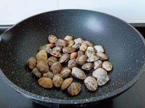 热锅热油下姜蒜爆香再下花蛤爆炒。