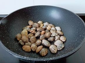 热锅热油下姜蒜爆香再下花蛤爆炒。