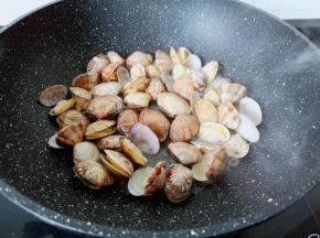 爆炒到花蛤个个裂开了。