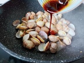 加入料酒与调好的汁翻炒均匀。