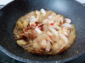 喜欢吃辣的可以加几个红辣椒一起翻炒均匀就可以关火出锅了。