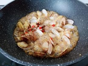 喜欢吃辣的可以加几个红辣椒一起翻炒均匀就可以关火出锅了。