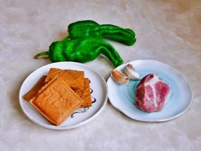 准备食材，猪肉洗干净切丝。