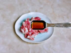 切好的猪肉放入盘中，加入料酒。