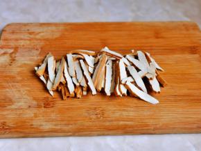 利用这时间准备其它食材，香干洗干净切条。