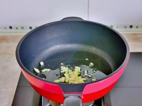 起油锅，加入蒜末煸炒出香味。