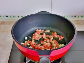 加入腌制好的肉丝，小火翻炒至变色。