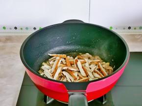 加入切好的香干。