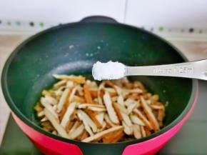 按个人口味加入盐。