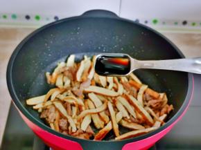 再加入1勺生抽翻炒均匀。