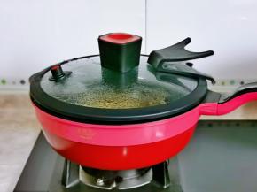 加入一汤勺纯净水，盖上盖子，小火焖炒2分钟。