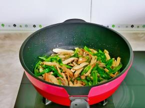 翻炒至青椒断生即可关火。