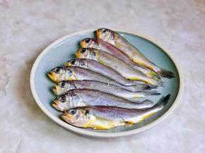 首先小黄鱼清洗干净，取出内脏，鱼鳃，鱼鳞，再洗干净，擦干水分摆盘。