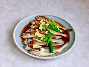 再撒上切好的姜丝，葱段，腌制15分钟。