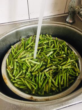 豇豆去掉有虫的部分，去掉头尾，切成段冲洗干净！