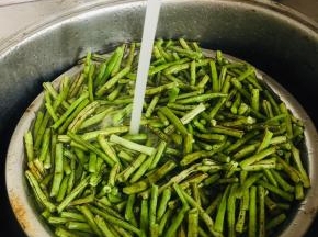 豇豆去掉有虫的部分，去掉头尾，切成段冲洗干净！