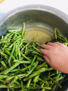 这是腌制了一个小时后的豇豆，看看出了好多的水！